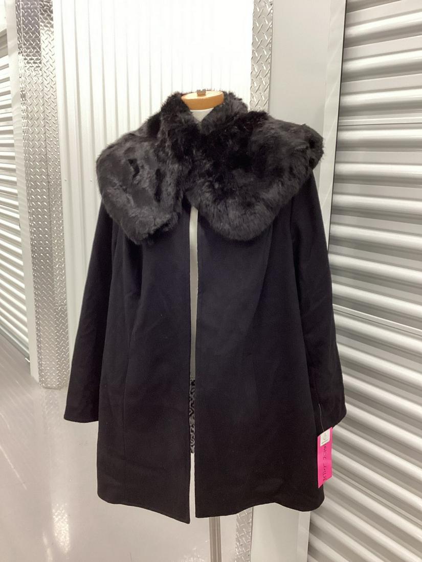 New With Tags Betsey Johnson Reversible Blk & Snow Leopard Cape Coat with Removable Faux Fur Collar: New With Tags Betsey Johnson Reversible Blk & Snow Leopard Cape Coat with Removable Faux Fur Collar Size 2X