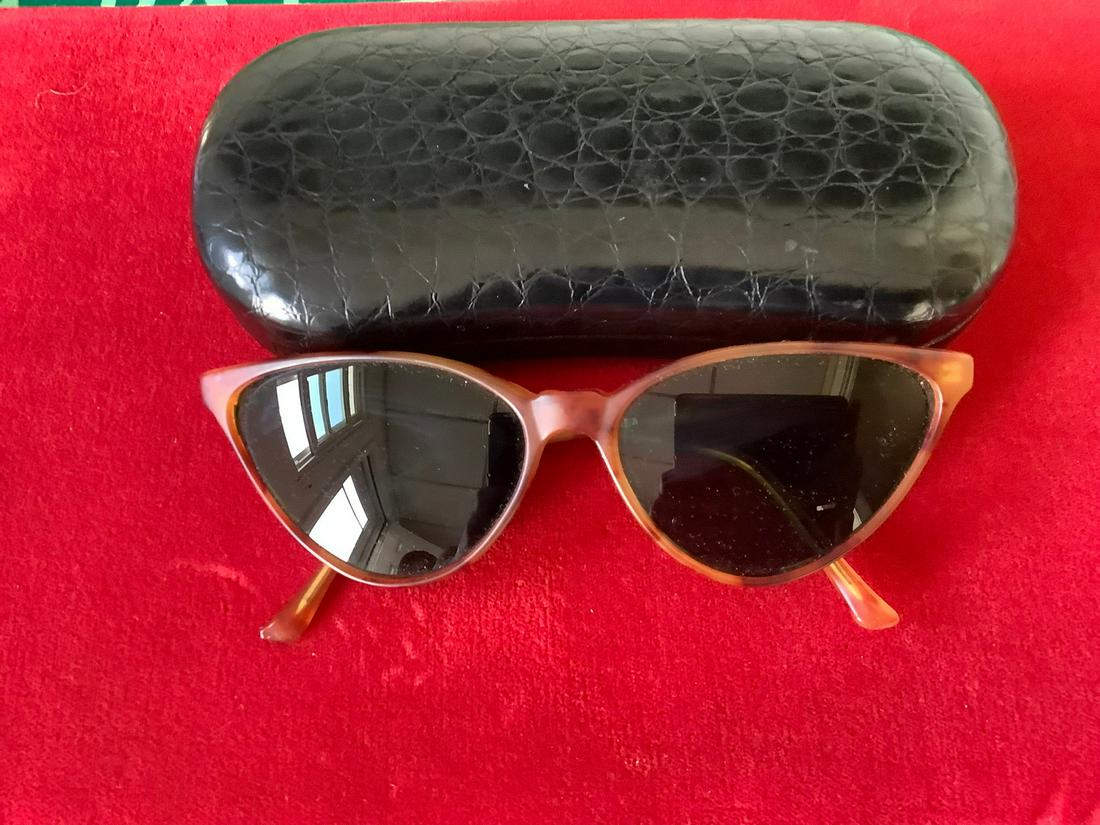 Cateye sunglasses with case (1 of 1)