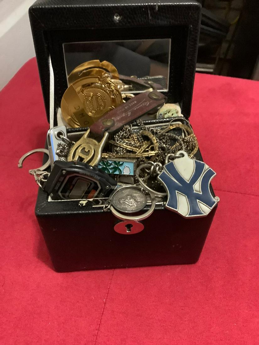 Jewelry box with keychains and more: Jewelry box with keychains and more