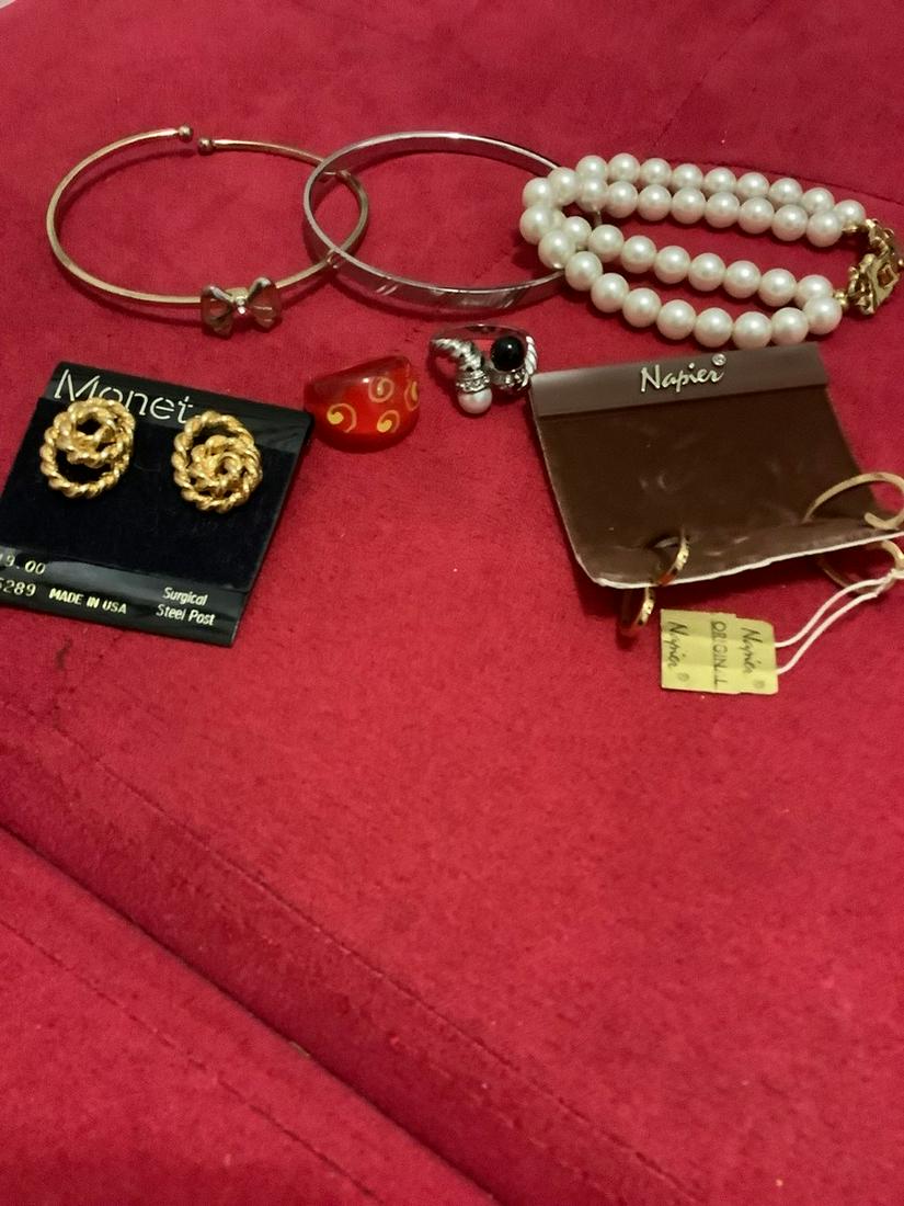 Lot of costume jewelry including Monet bracelet and earrings: Lot of costume jewelry including Monet bracelet and earrings