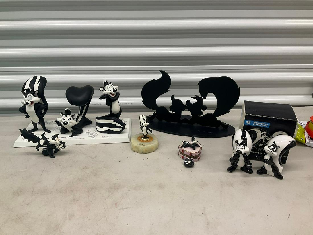 Pepe le pew figurines (1 of 1)