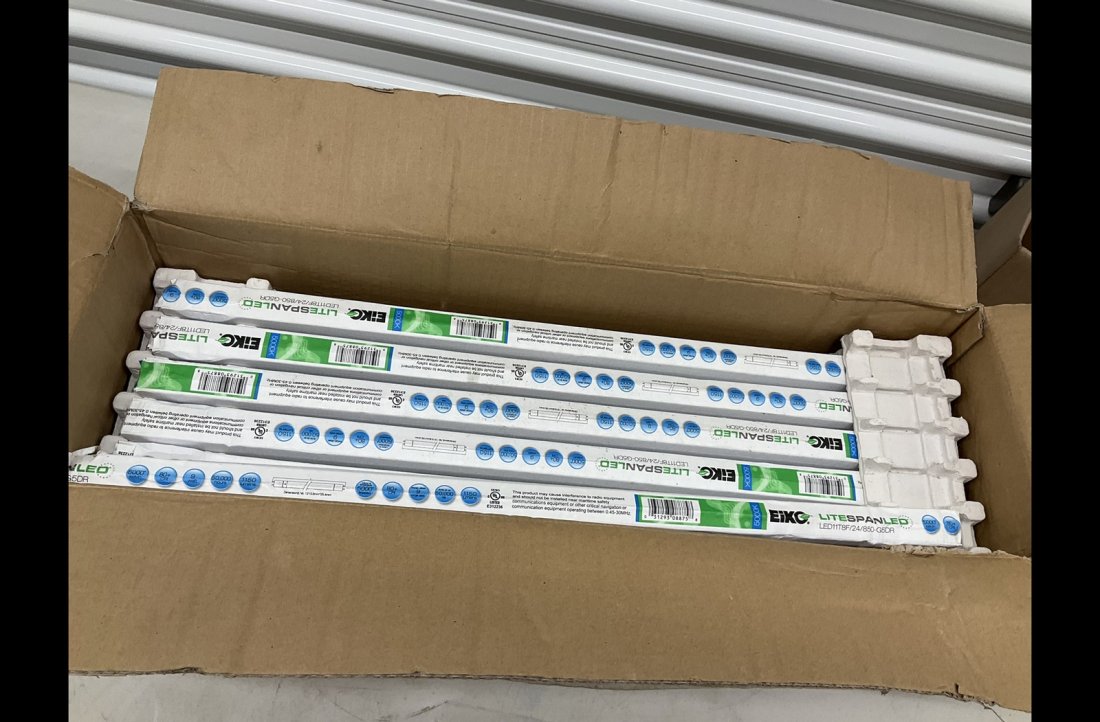 Lot of LED T8 Linear 5000k lights: 25" long