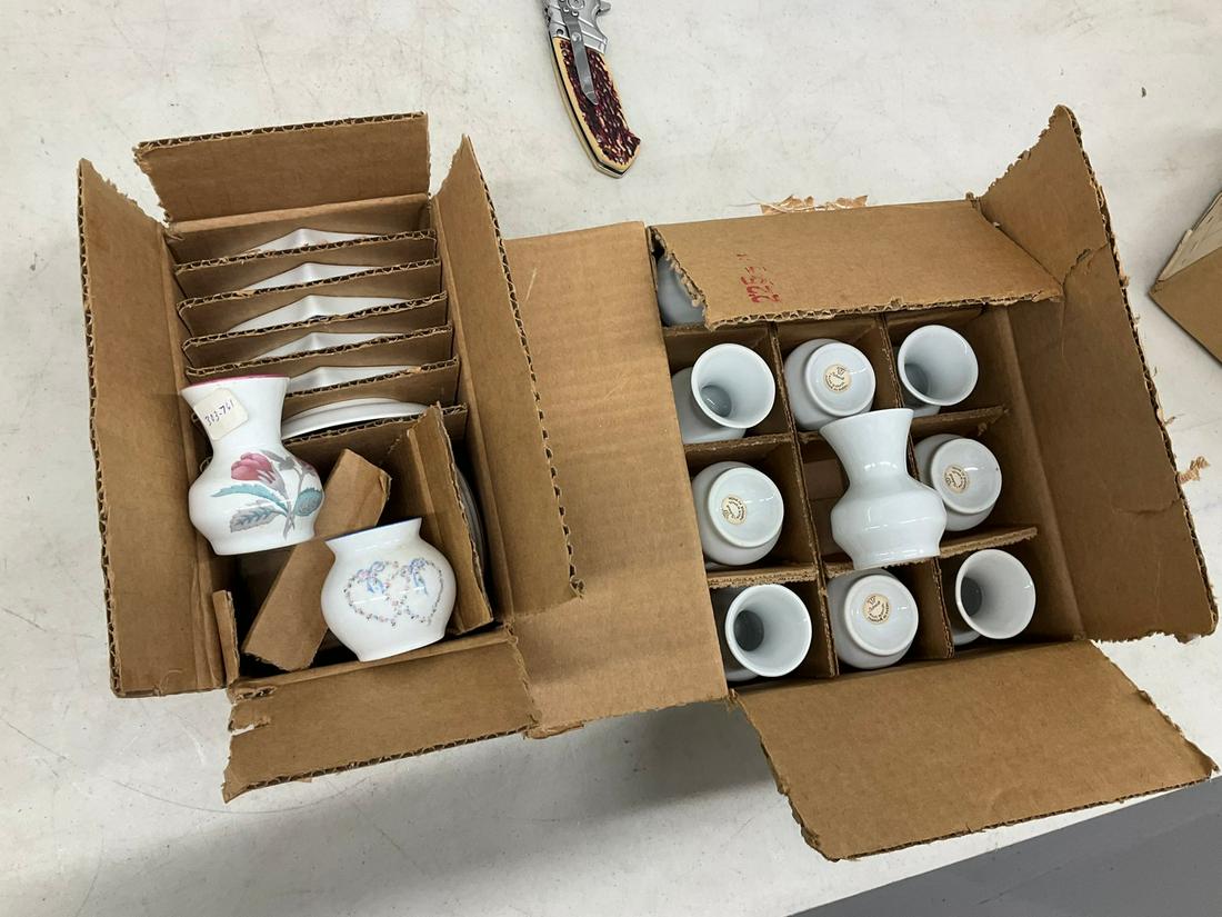 Lot of Porcelana Schmidt vases, wall plates, and more: plates 4" across