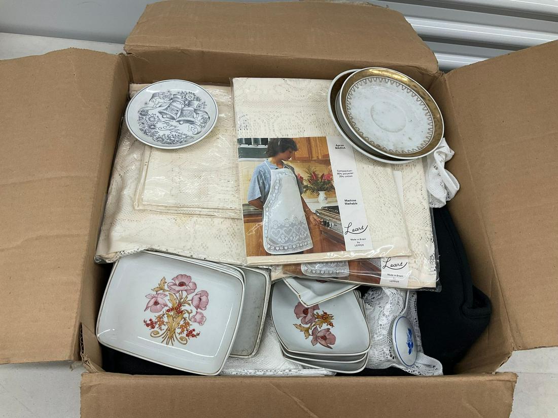 Lot of Leart lace aprons and more: Lot of Leart lace aprons and more