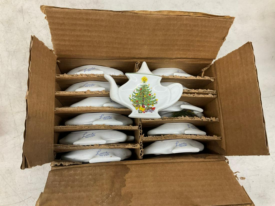 Lot of leart Christmas teapot dishes: 4" across