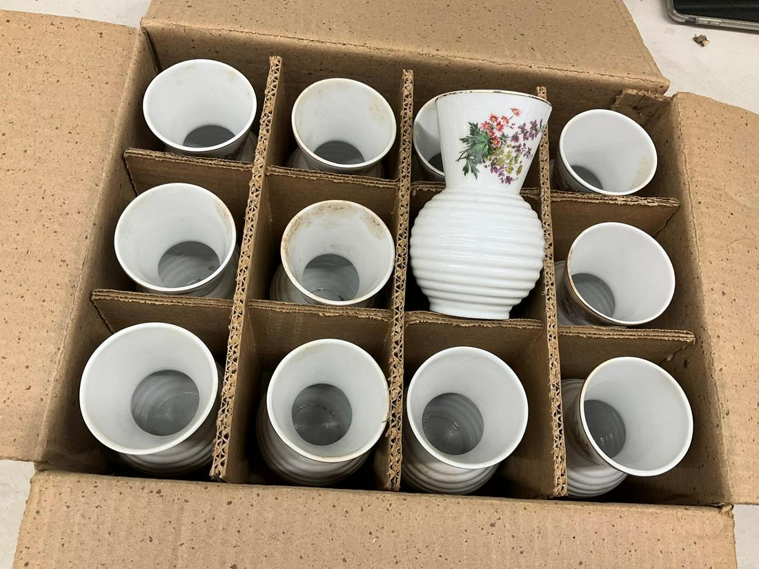 Lot of Porcelana Schmidt vases: 5" tall