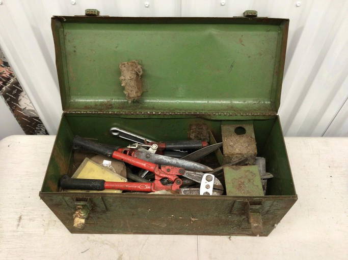 Vintage metal toolbox full of tools (0071) on Aug 07, 2022 Emanon