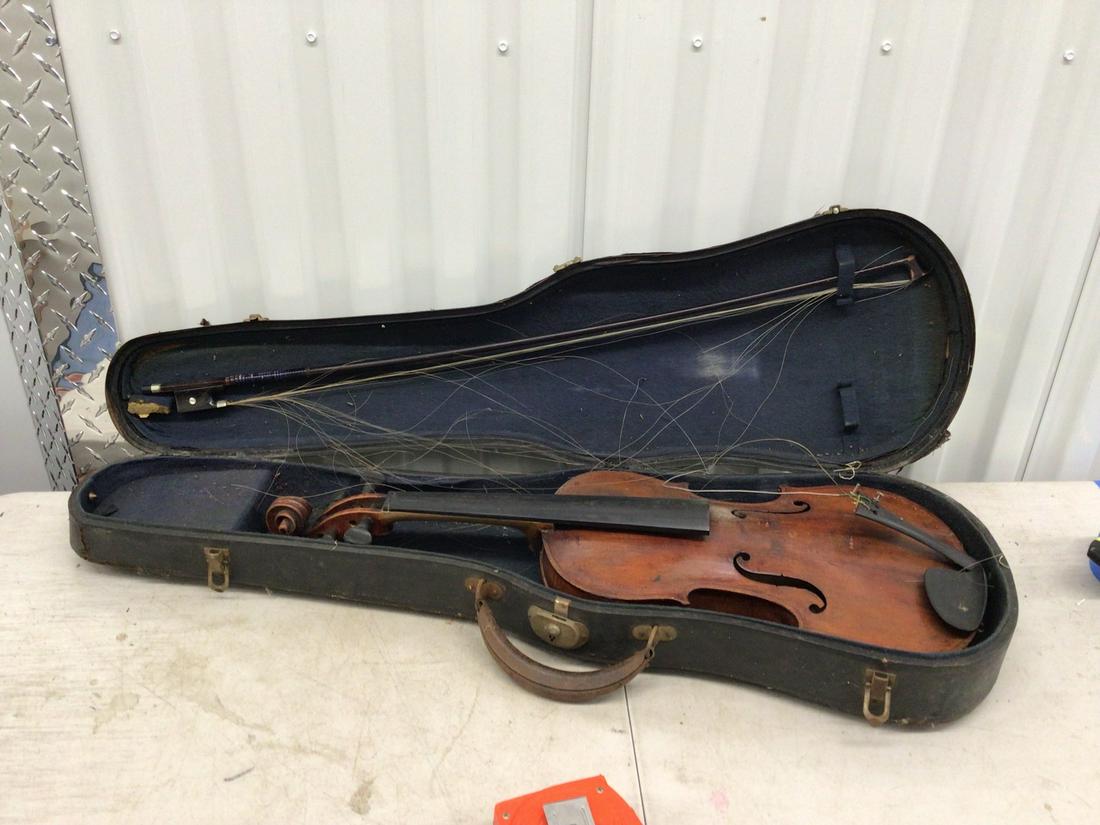 Vintage violin in case with bow (needs TLC) (1 of 1)