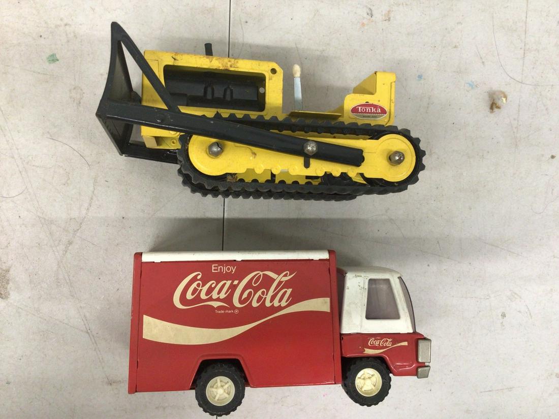 Lot of vintage Tonka truck and Coca-Cola truck: Lot of vintage Tonka truck and Coca-Cola truck