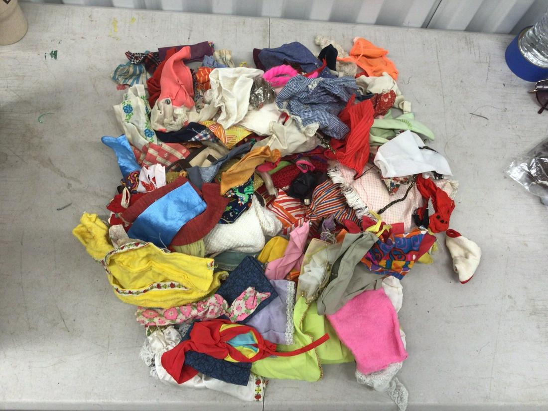 Lot of vintage Barbie clothes: Lot of vintage Barbie clothes