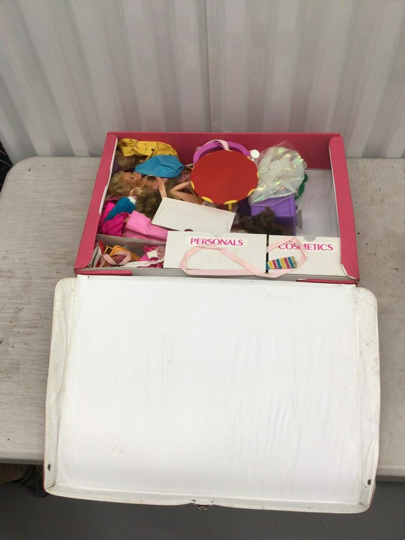 Barbie carrying case with clothes inside (1 of 1)