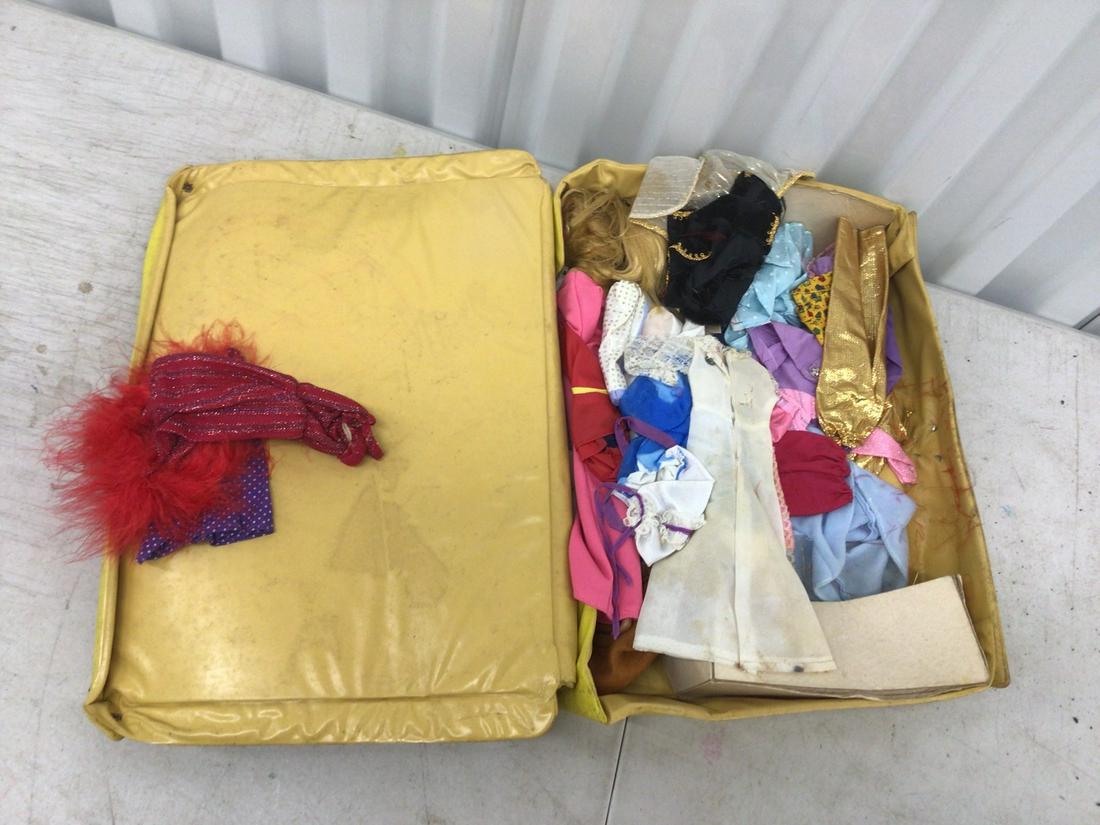 Vintage 'fashion doll case' with clothing (1 of 1)