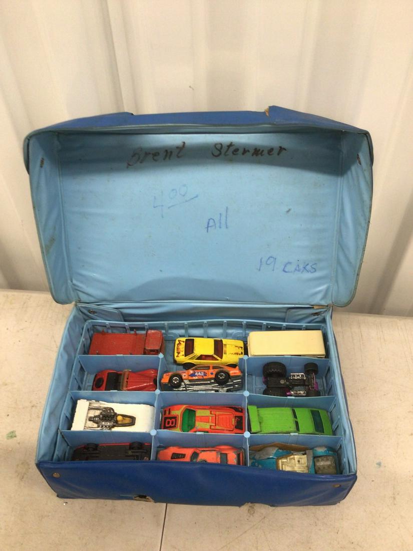 Lot of vintage hotwheels with Mattel carrier: Lot of vintage hotwheels with Mattel carrier