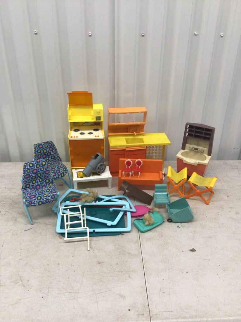 Lot of Barbie furniture and more accessories: Lot of Barbie furniture and more accessories