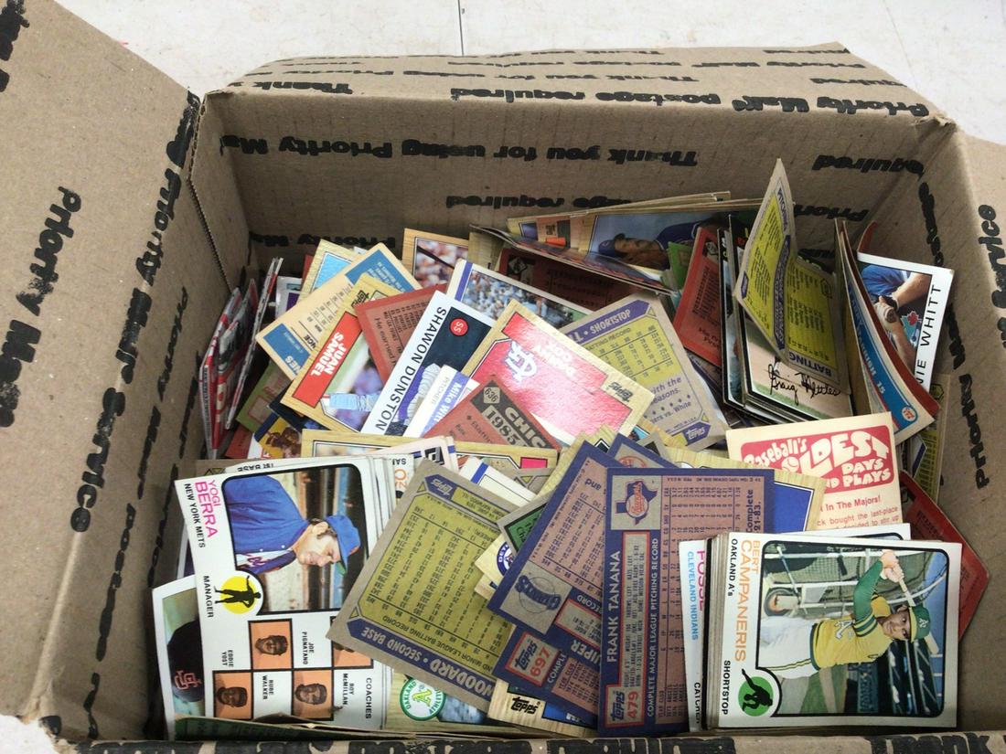 Box of various vintage baseball cards (1 of 1)