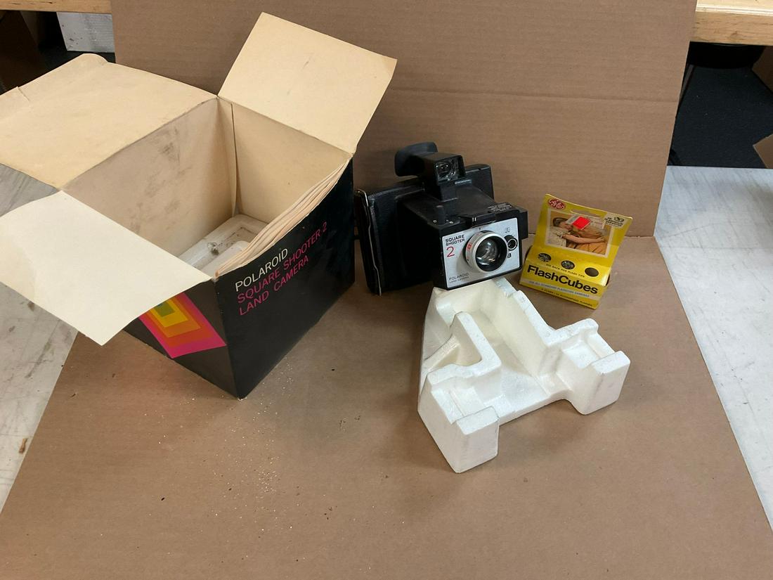 Poloroid Square Shooter 2 Land Camera with General Electric flash cubes: Poloroid Square Shooter 2 Land Camera with General Electric flash cubes