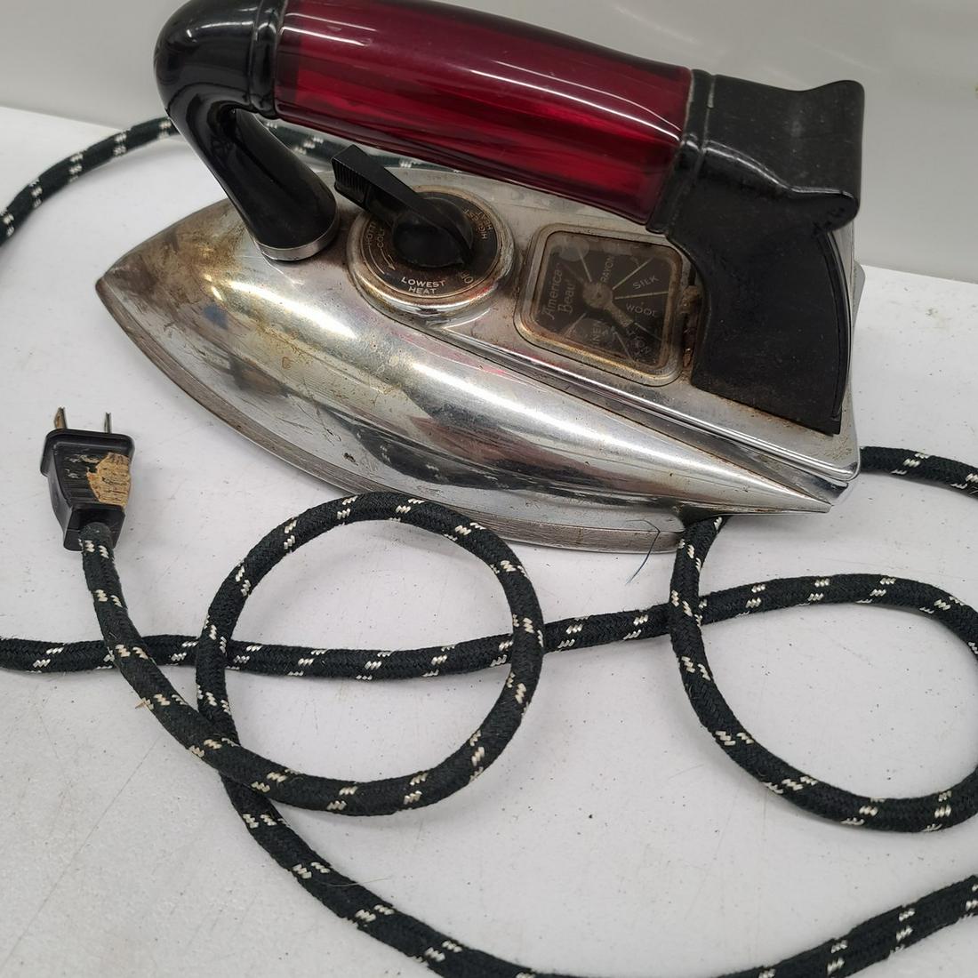 American Beauty vintage iron   Red Bakelite Handle (1 of 1)