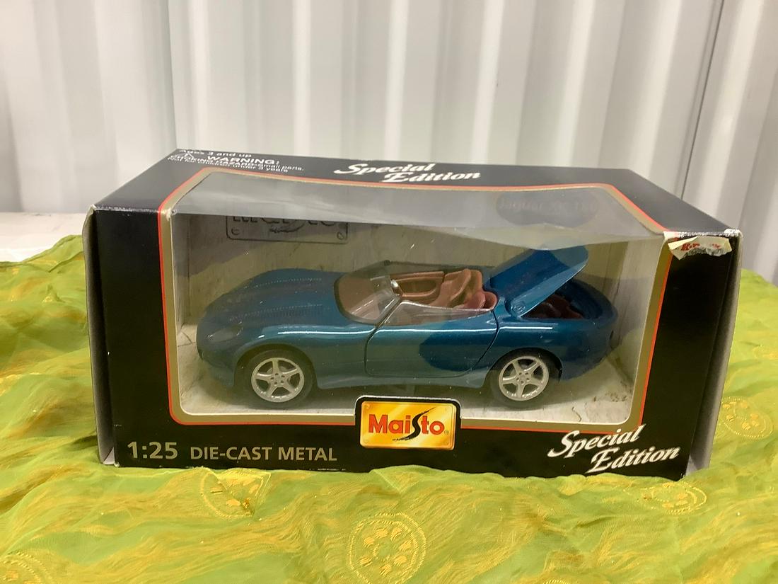 Maisto Special Edition 1:25 Die-Cast Metal Jaguar XK180 in Box (1 of 1)