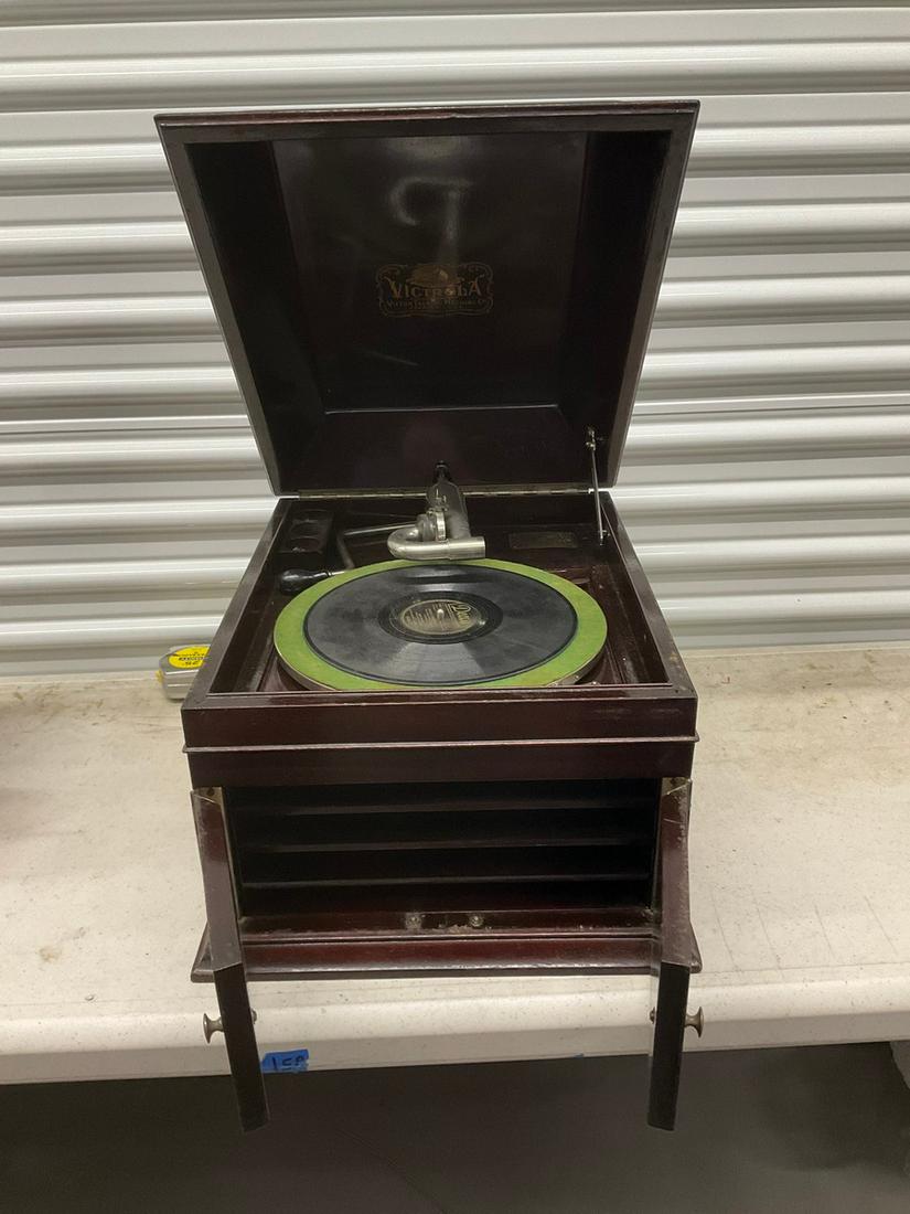 Antique Victrolla model VV-IX Record player (1 of 1)