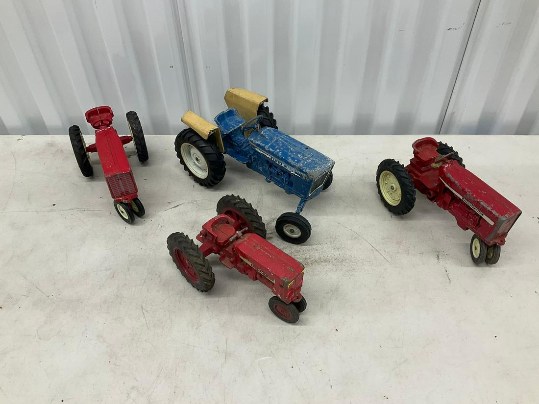 Lot of vintage toy metal tractors (International, Ford, and more): 11"