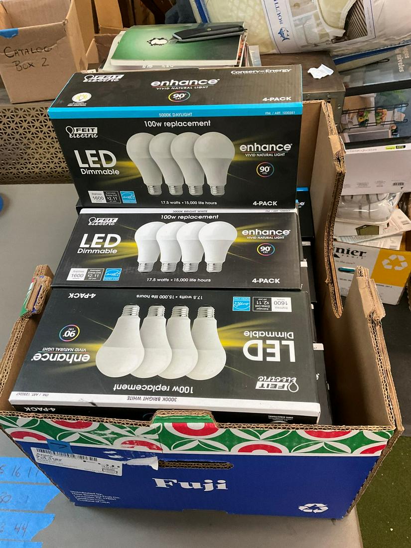 Lot of Felt Electronics 4 pack 90 watts Daylight/bright white lightbulbs: Lot of Felt Electronics 4 pack 90 watts Daylight/bright white lightbulbs
