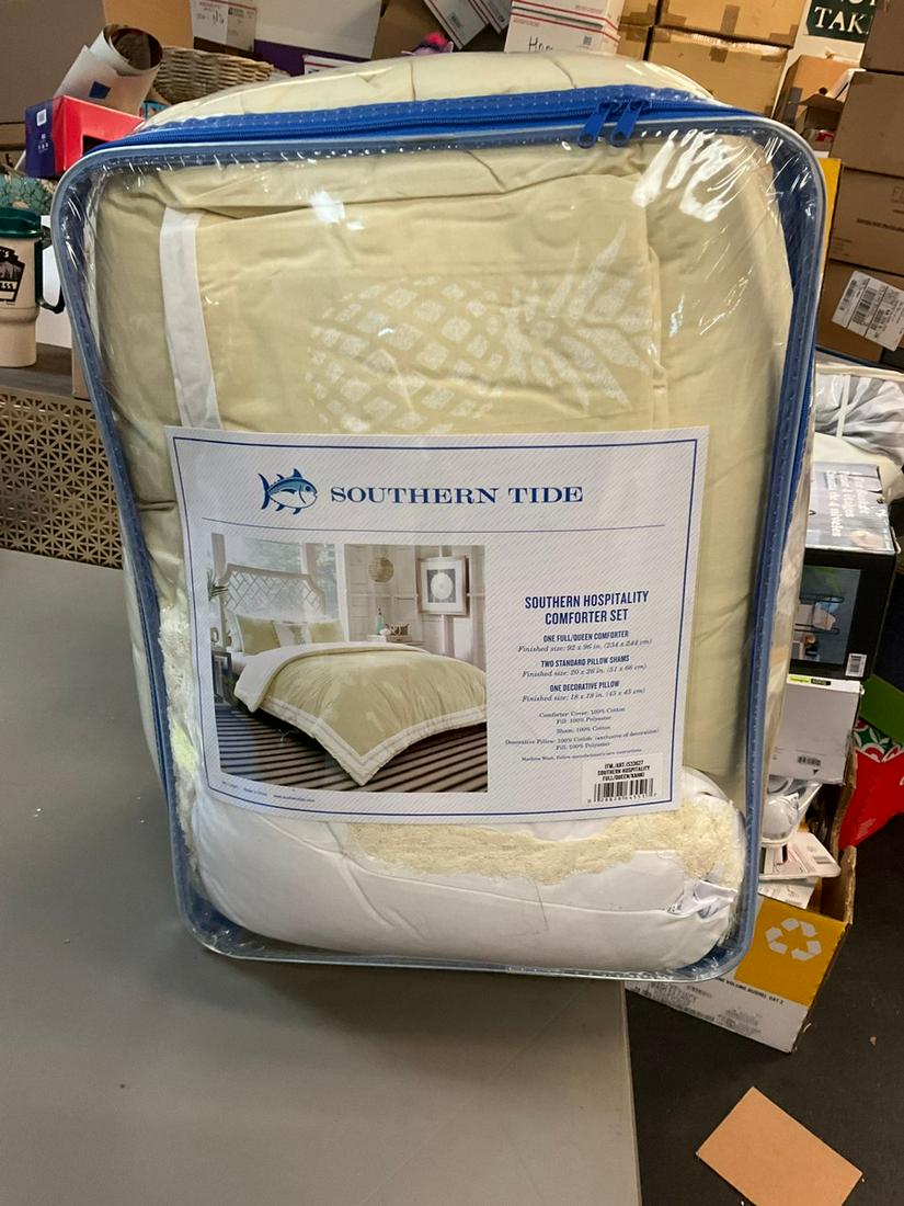 Southern Tide Comforter Set Full/Queen with pillow shams and decorative pillow. Cotton and Polyester (1 of 1)