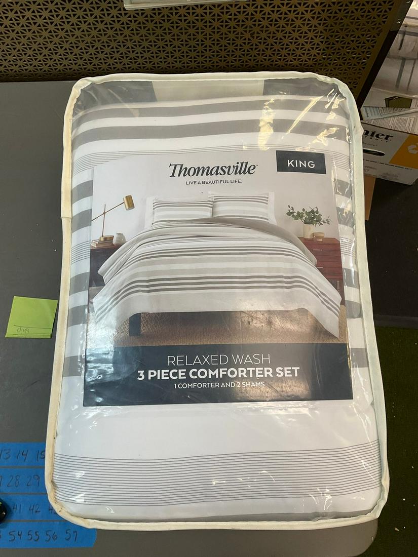 Thomasville King size 3 piece comforter set (1 of 1)