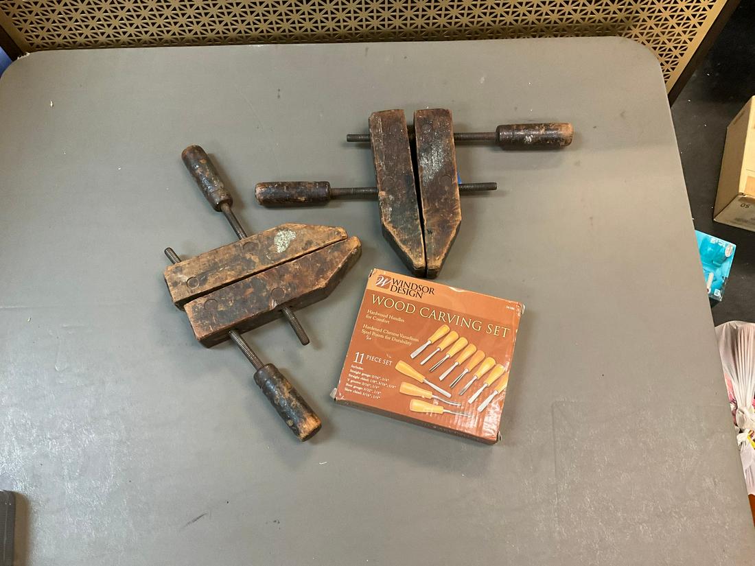 Two Wooden Clamps and Winsor Design Wood Carving Set: Two Wooden Clamps and Winsor Design Wood Carving Set