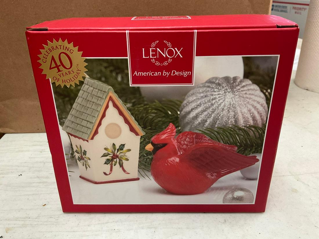 Lenox Christmas Salt and Pepper Shakers: Lenox Christmas Salt and Pepper Shakers