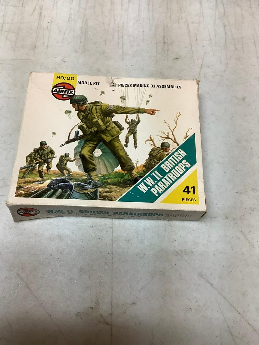 Complete Airfix W.W.II British Paratroops HO/OO Scale Model Kit 41 Pieces (1 of 1)
