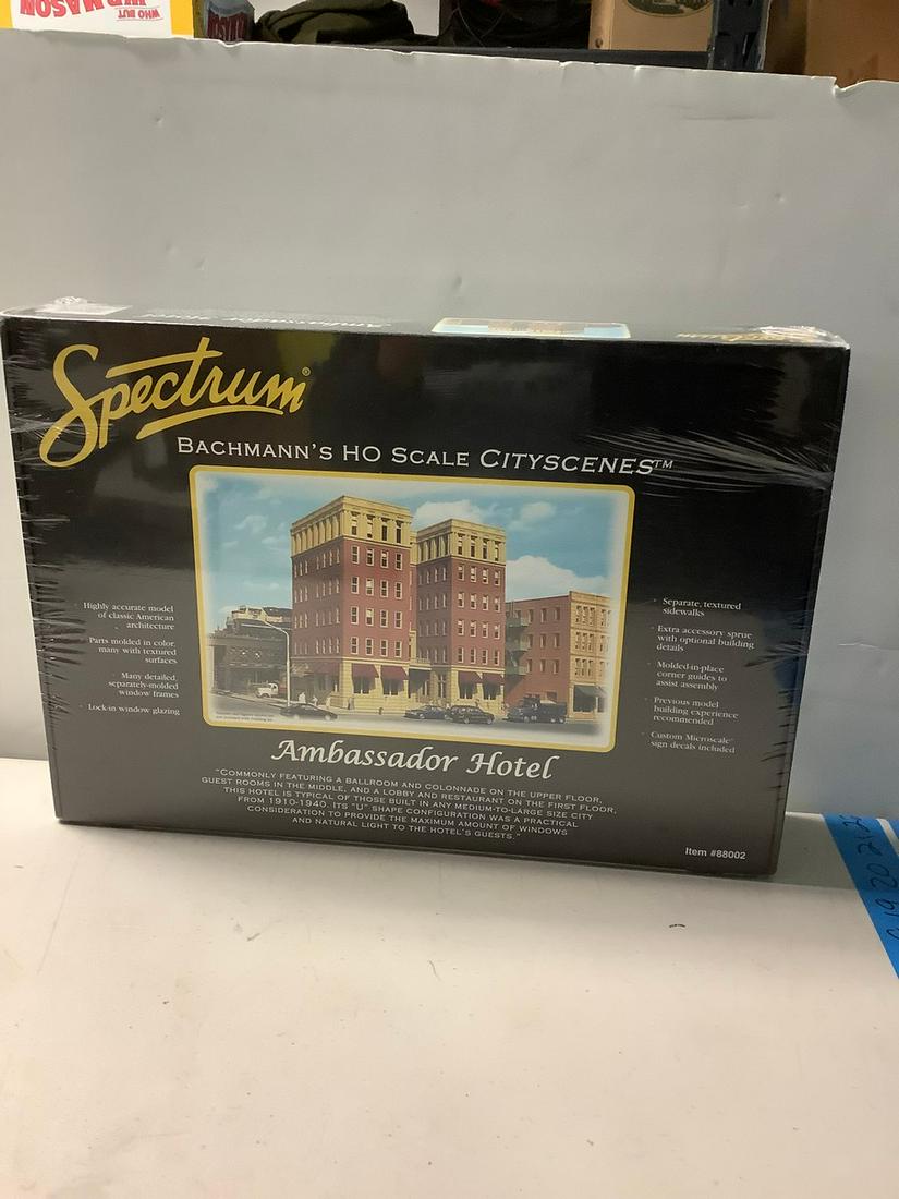 Sealed Spectrum Bachmann's Ho Scale CityScences Ambassador Hotel (1 of 1)