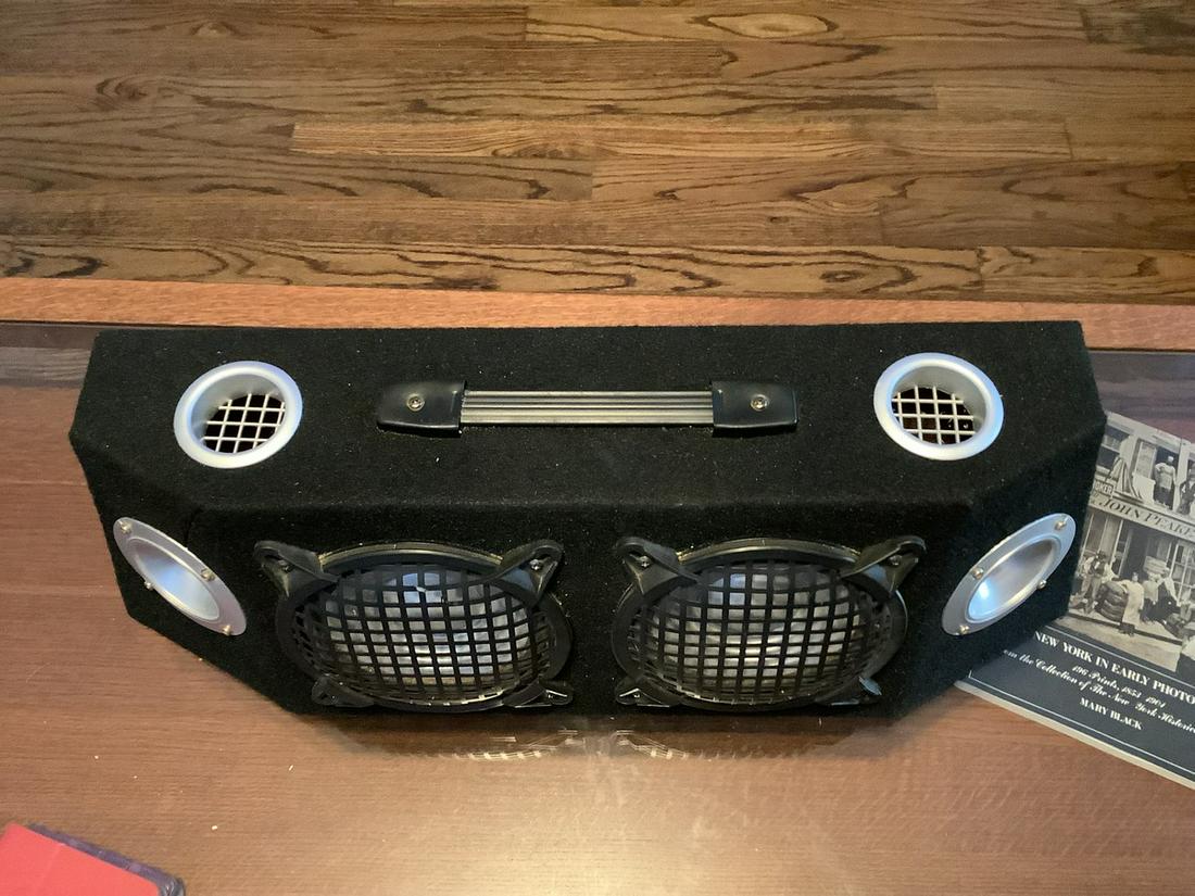 Car speaker system, no markings 8.5x25.5x5' (1 of 2)