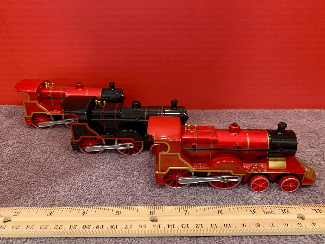 Lot of 3 trains, red, black & red, Die Cast Metal, Pull Back Action, no sounds: Lot of 3 trains, red, black & red, Die Cast Metal, Pull Back Action, no sounds