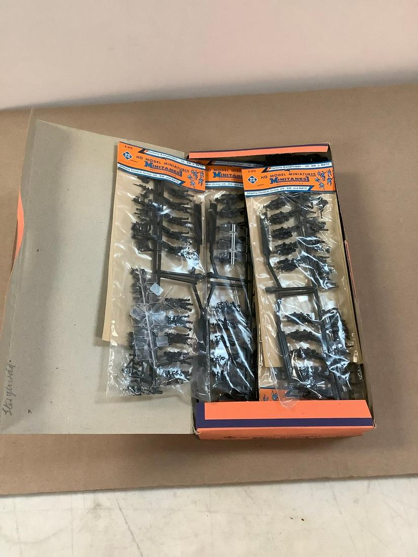 Roco HO Model Miniatures Infantry and Some Armor: Roco HO Model Miniatures Infantry and Some Armor