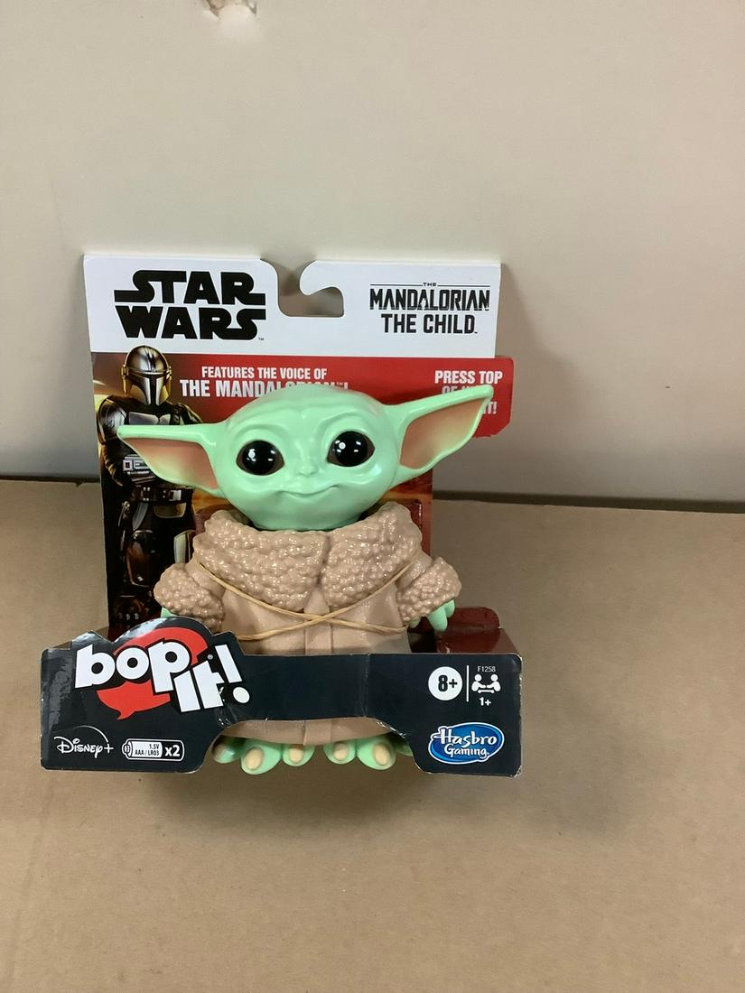Hasbro Star Wars Bop It! Talking Mandalorian Child NIB (Working): Hasbro Star Wars Bop It! Talking Mandalorian Child NIB (Working)