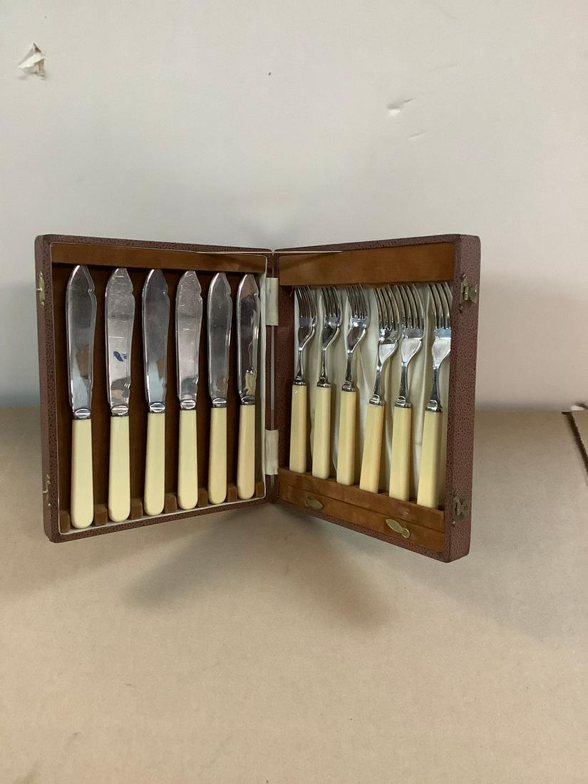 J.L.P. EPNS A1 6 Knives and 6 Fork Set in Case: J.L.P. EPNS A1 6 Knives and 6 Fork Set in Case