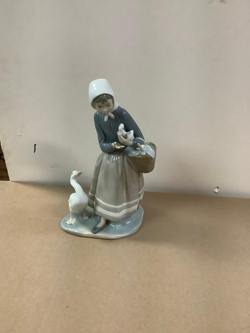 LLadro Figurine Lady with Ducks 9" (1 of 1)