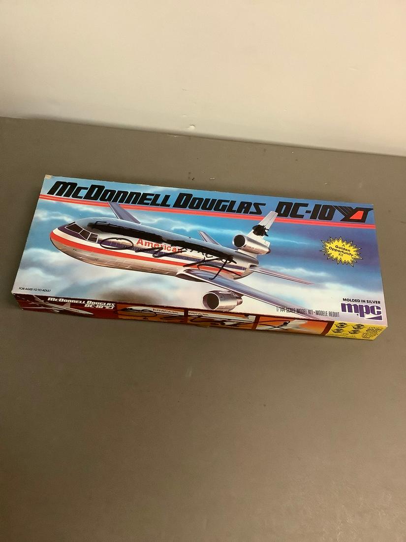 Vintage McDonnell Douglas DC-10 1/144 Scale Model Kit (1 of 1)