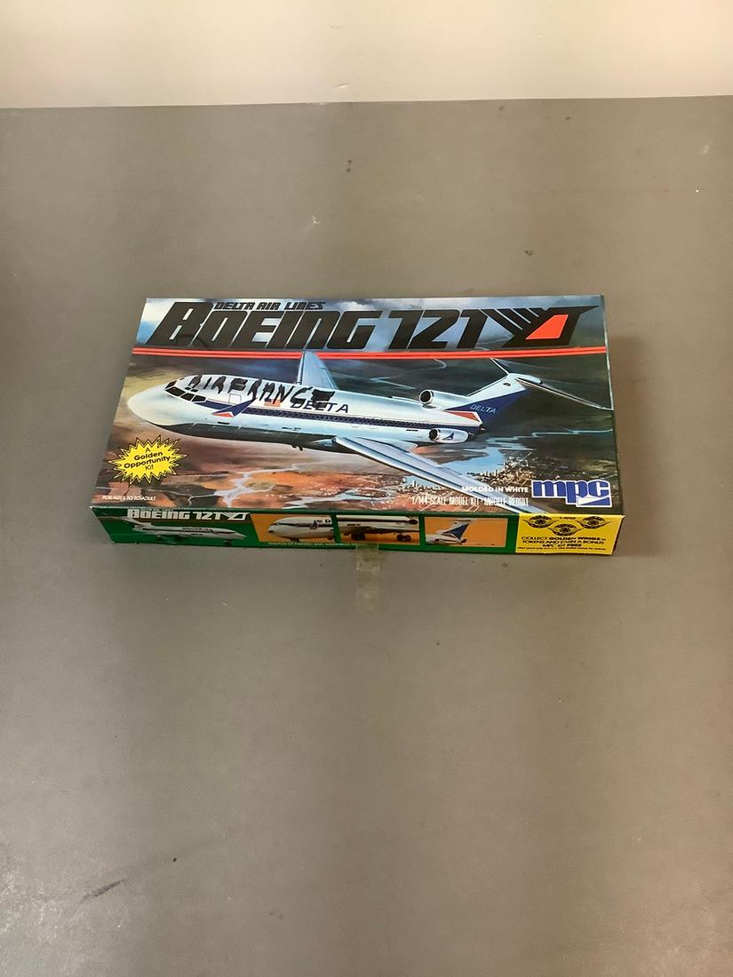Vintage MPC Delta Air Lines Boeing 721 1/144 Scale Model Kit (1 of 1)