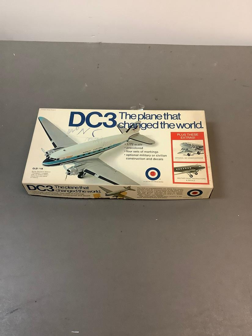 Vintage Entex DC3  The Plane That Changed The World 1/72 Scale Model Kit (1 of 1)