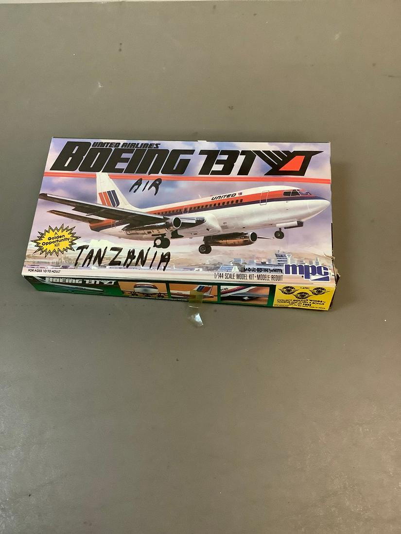 Vintage United Airlines Boeing 737 1/144 Scale Model Kit (1 of 1)