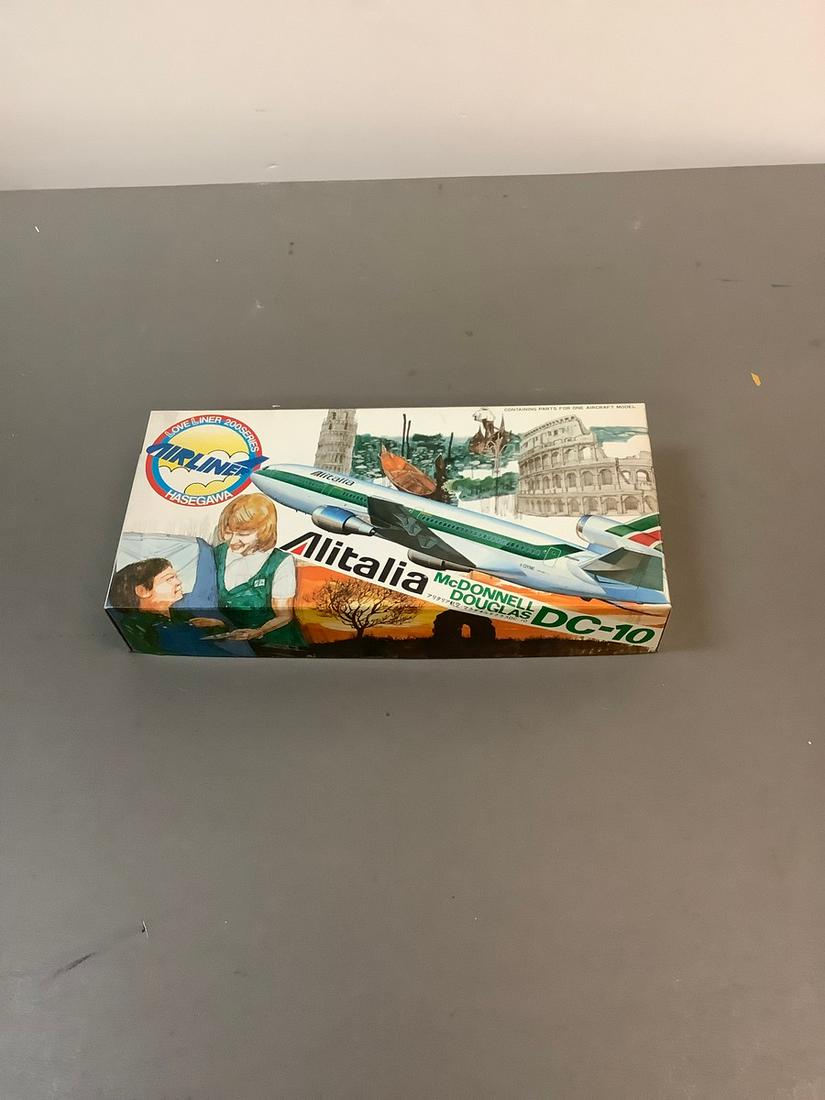Vintage LoveLiner Alitalia McDonnell Douglas DC-10 1/200 Scale Model kit (1 of 1)