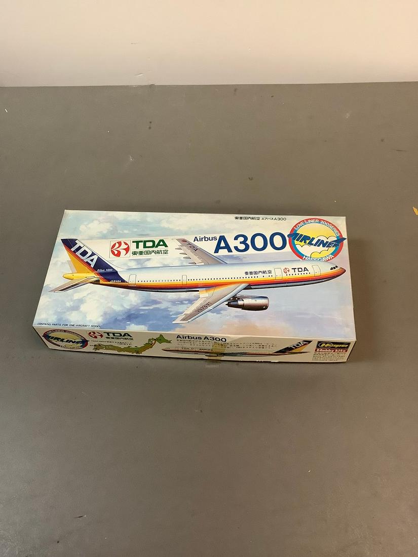 Vintage Hasegawa TDA Airbus A300 1/200 Scale Model Kit: Vintage Hasegawa TDA Airbus A300 1/200 Scale Model Kit
