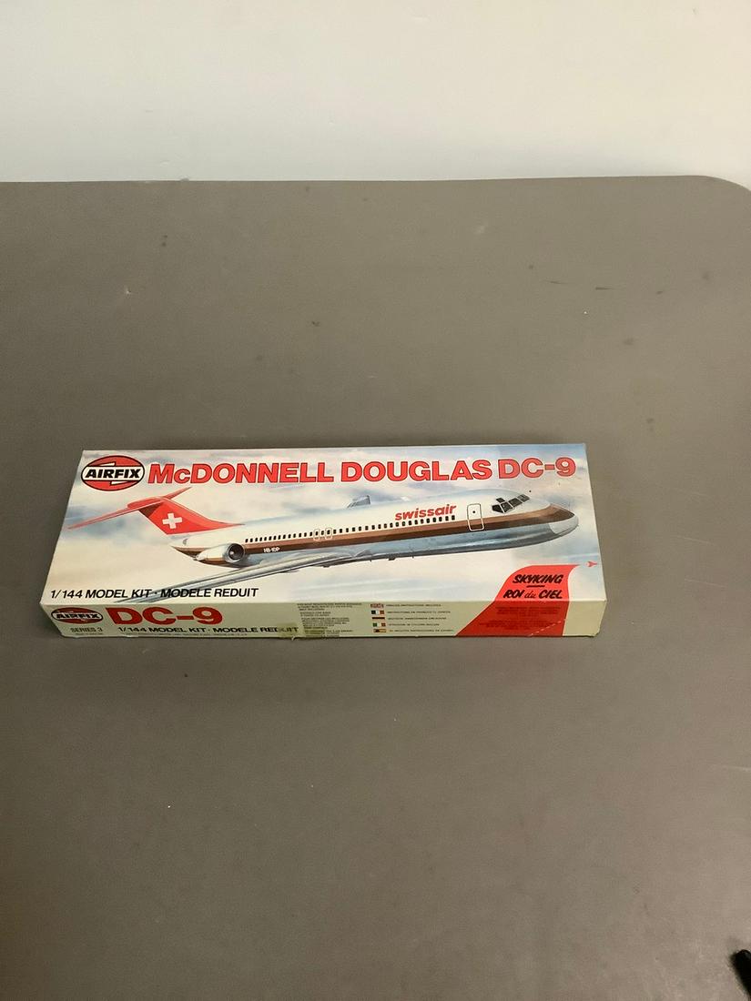 Vintage AirFix McDonnell Douglas DC-9 Series 3 1/144 Model Kit (1 of 1)
