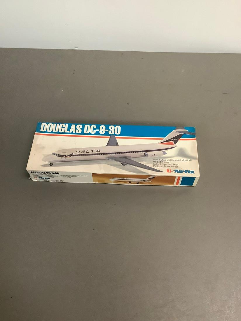 Vintage USAirFix Douglas DC-9-30 1/144 Scale Model Kit (1 of 1)