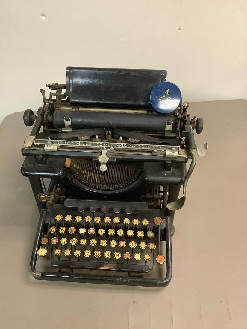 Vintage Typewriter and Ribbon Model LK20812: Vintage Typewriter and Ribbon Model LK20812