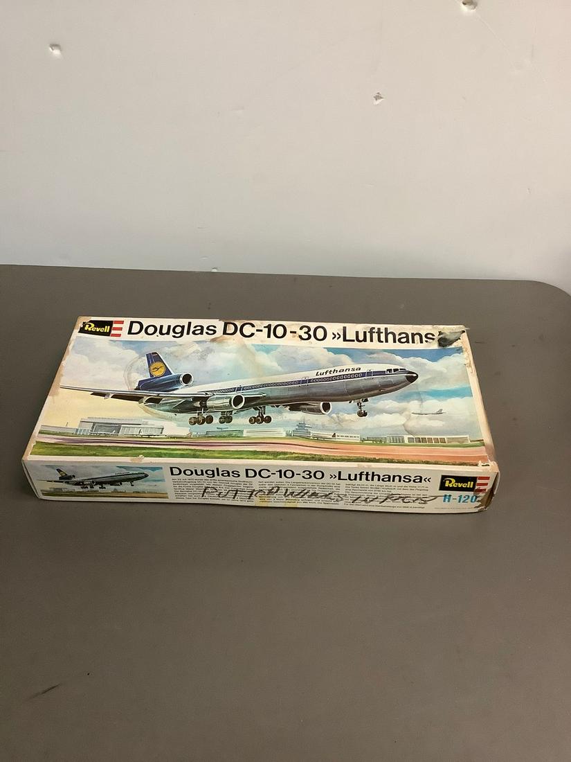 Vintage Revell Douglas DC-10-30 Lufthans H-120 Model Kit: Vintage Revell Douglas DC-10-30 Lufthans H-120 Model Kit