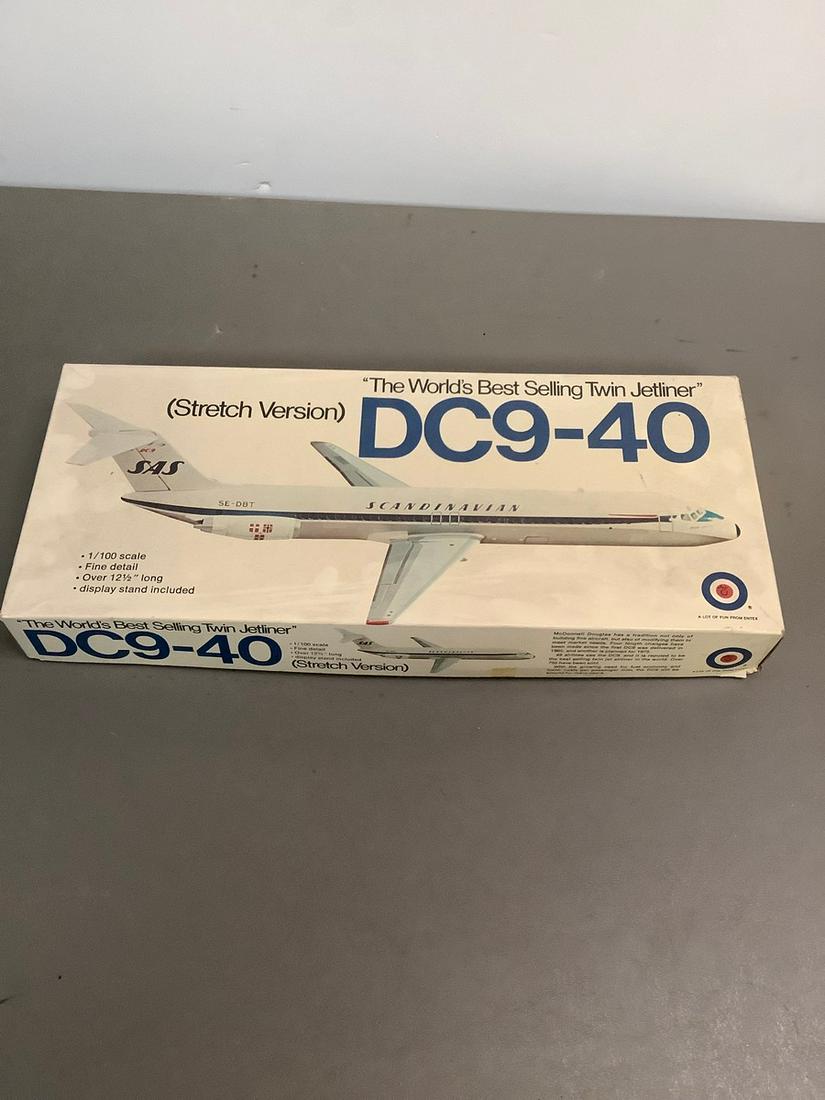 Vintage Entex The World's Best Selling Twin Jetliner DC9-40 1/100 Scale Model Kit (1 of 1)