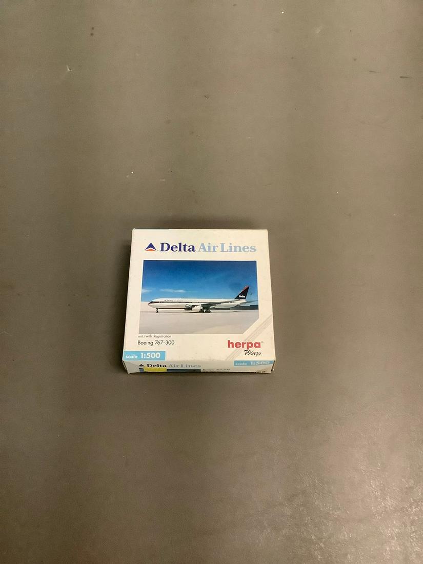Herpa Wings Delta Airlines Boeing 767-300 1:500 Scale Model Kit (1 of 1)