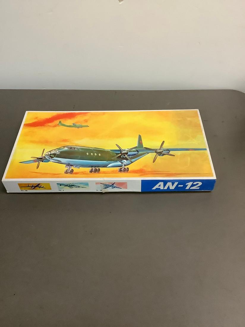 Vintage An-12 Flugzeug-Modellbaukasten Airplane 1:100 Scale Model Kit (1 of 1)